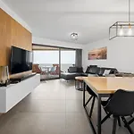 アパート In With Sea Views *